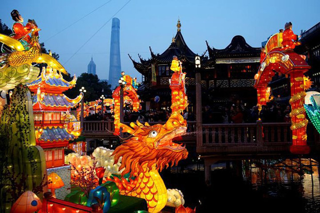 Châu Á ngập tràn sắc đỏ cùng linh vật chú chó chào Tết Nguyên Đán